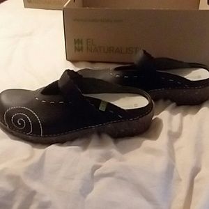 Never worn Amazingly comfortable clogs!